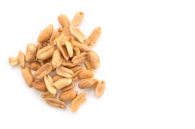 Beyaz arka planda fındık kızartma