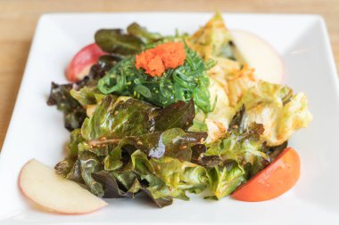 Baharatlı yosun salatası