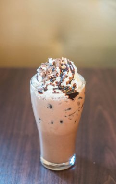 krem tepesi ile çikolata frappe 