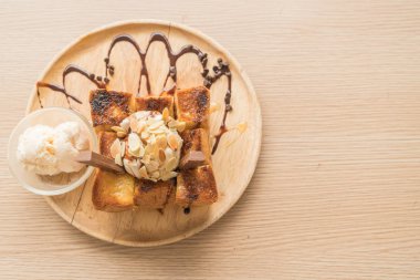 Bal tost karamelli dondurma ile