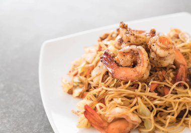 Karides ile kızarmış erişte