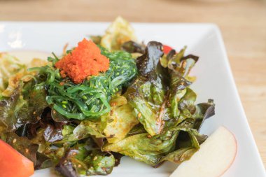 Baharatlı yosun salatası