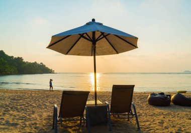 Güzel siluet lüks şemsiye ve p yüzme etrafında sandalye