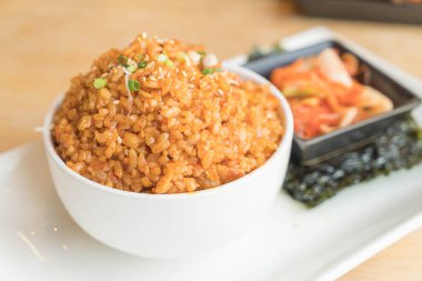 domuz eti kimchi kızarmış pilav ile deniz yosunu