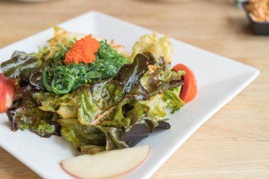 Baharatlı yosun salatası