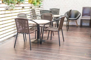 Boş masa ve sandalye 