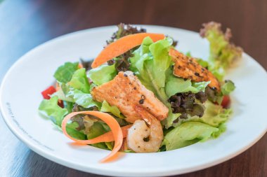 ızgara somon salata