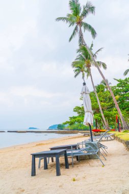 Güzel siluet lüks şemsiye ve p yüzme etrafında sandalye