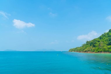 Denizden tropikal Adası'nın genel görünümü 