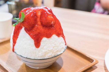 çilek ve sos beyaz buz üzerinde süt - Kore tatlı 