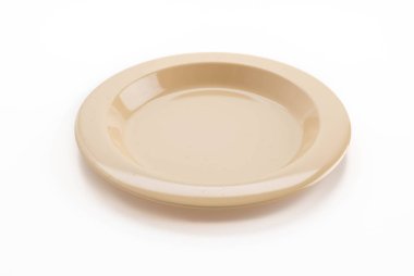 beyaz zemin üzerine plastik tabak