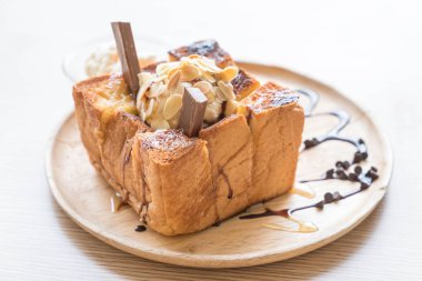 Bal tost karamelli dondurma ile