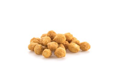 Beyaz arka planda fındık kızartma