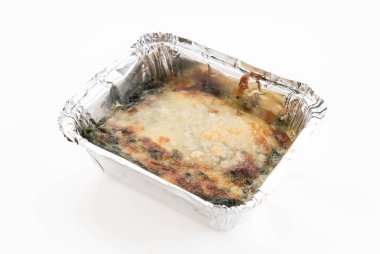 Beyaz arka plan üzerinde pişmiş ıspanak