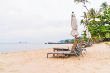 Güzel siluet lüks şemsiye ve p yüzme etrafında sandalye