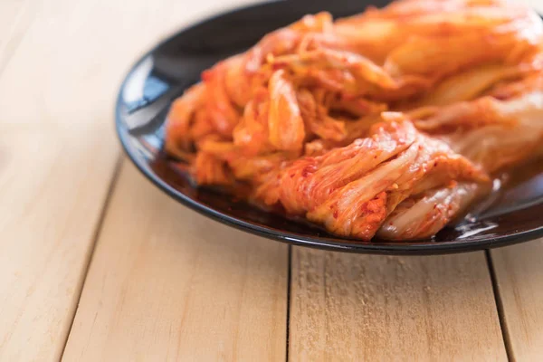 Kimchi på trä bakgrund - koreansk mat — Stockfoto