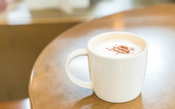 Coffee cup in coffee shop — Stock Photo, Image