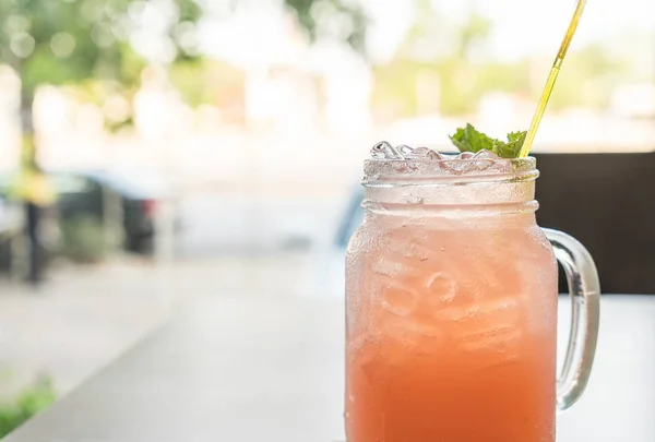 Lychee soda op tafel — Stockfoto