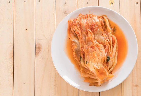 Kimchi på trä bakgrund - koreansk mat — Stockfoto
