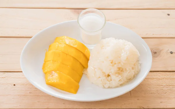 Манго с липким рисом — стоковое фото