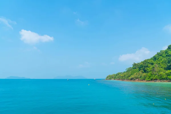 Vue générale de l'île tropicale depuis la mer — Photo