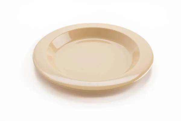 Пластикова тарілка на білому фоні — стокове фото