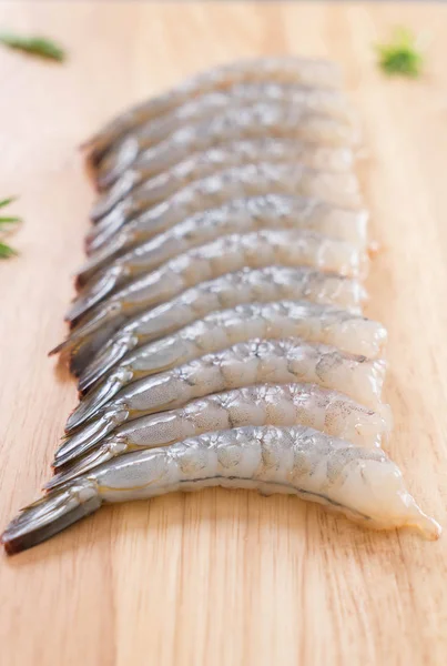 Fresh shrimp/prawn on wood board — Stock Photo, Image