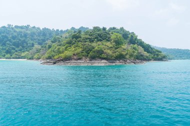 Denizden tropikal Adası'nın genel görünümü 