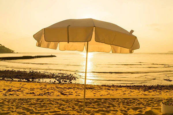 Atardecer con sombrilla cubierta silla piscina —  Fotos de Stock