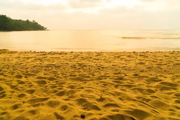 Tom havet och stranden på solnedgång — Stockfoto
