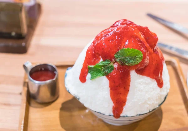 Strawberry and sauce on white ice milk -korean dessert — Stock Photo, Image