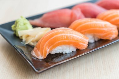 Suşi somon ve ton balığı