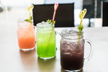 Yeşil elma, yaban mersini, lychee soda 