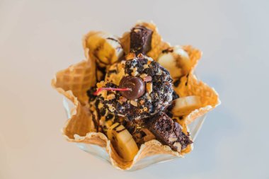 Bir yenilebilir gözleme kase dondurma 