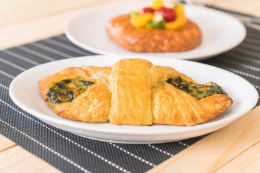 ıspanak kruvasan masada