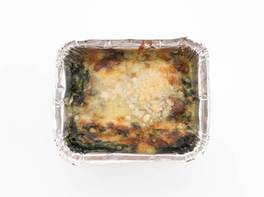 Beyaz arka plan üzerinde pişmiş ıspanak