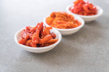 Çince lahana, kalamar ve turp kimchi 