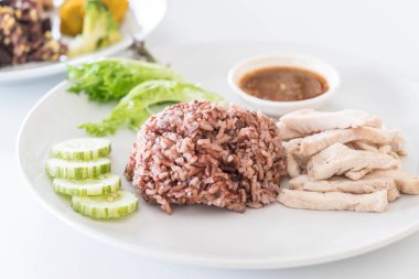 Pirinç berry ile haşlanmış tavuk