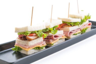 beyaz zemin üzerinde sandviç