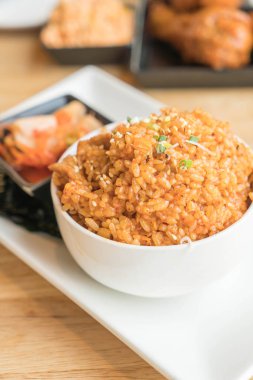 domuz eti kimchi kızarmış pilav ile deniz yosunu