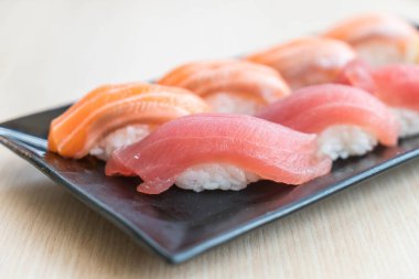 Suşi somon ve ton balığı