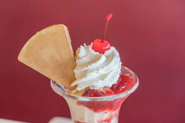 카페에서 딸기 아이스크림 아이스크림 — 스톡 사진