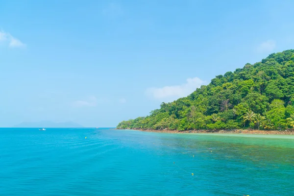 Vue générale de l'île tropicale depuis la mer — Photo