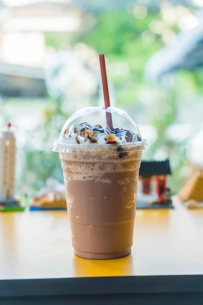 Kahve dükkanında çikolata güler yüzlü — Stok fotoğraf