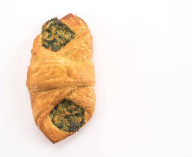 ıspanak kruvasan beyaz arka plan üzerinde