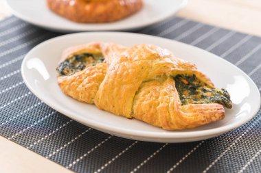 ıspanak kruvasan masada