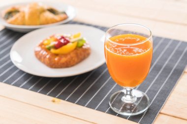 portakal suyu ıspanak kruvasan ve karışık meyve ile Danimarka