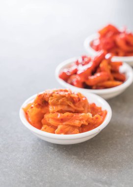 Çince lahana, kalamar ve turp kimchi 