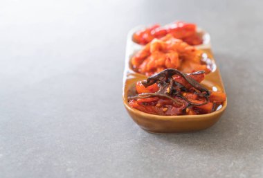 Çince lahana, kalamar ve turp kimchi 