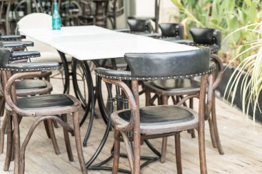 Boş masa ve sandalye 